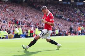 还洗不洗头？图片报：孔帕尼在球迷光头上签名